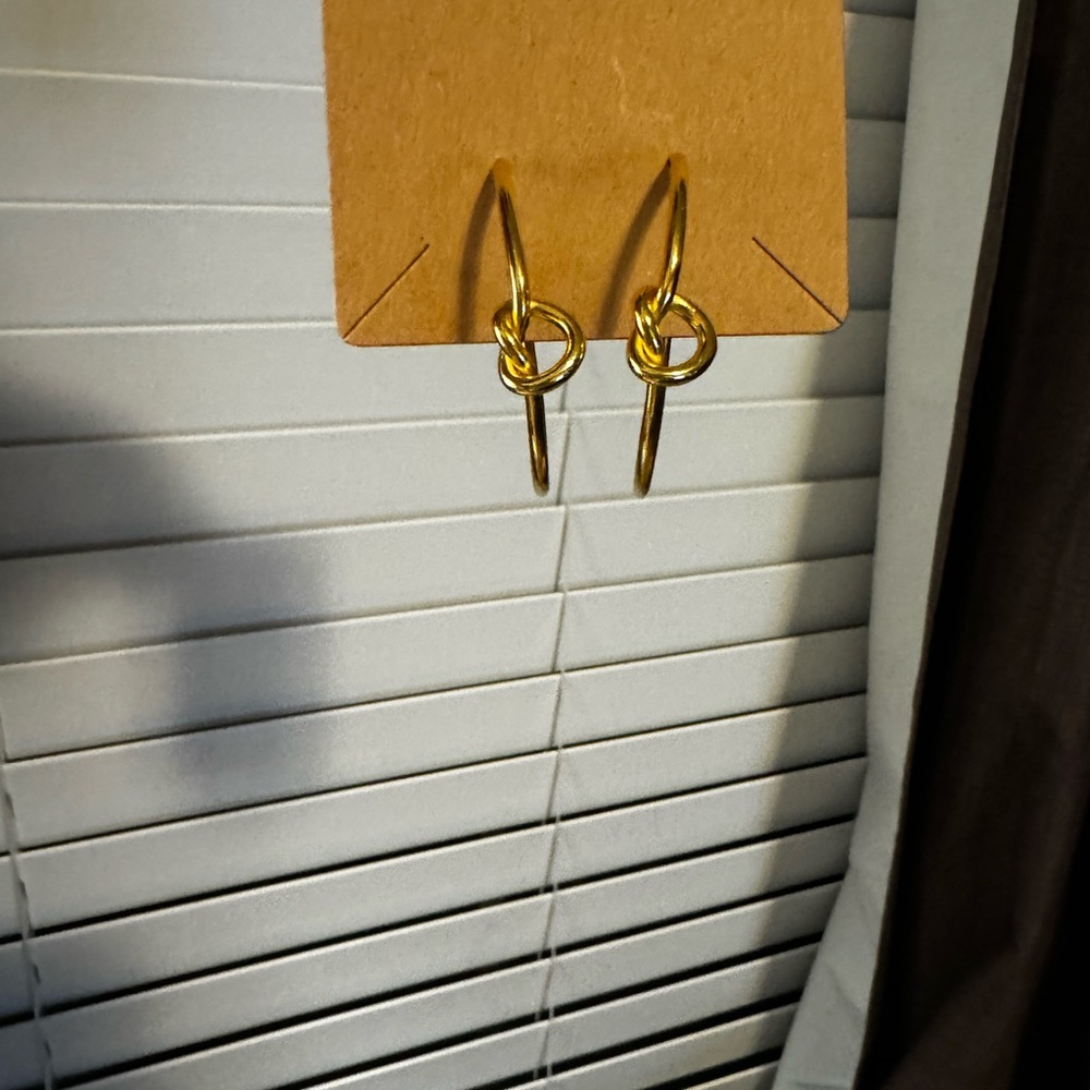 Adorable knot hoop earrings